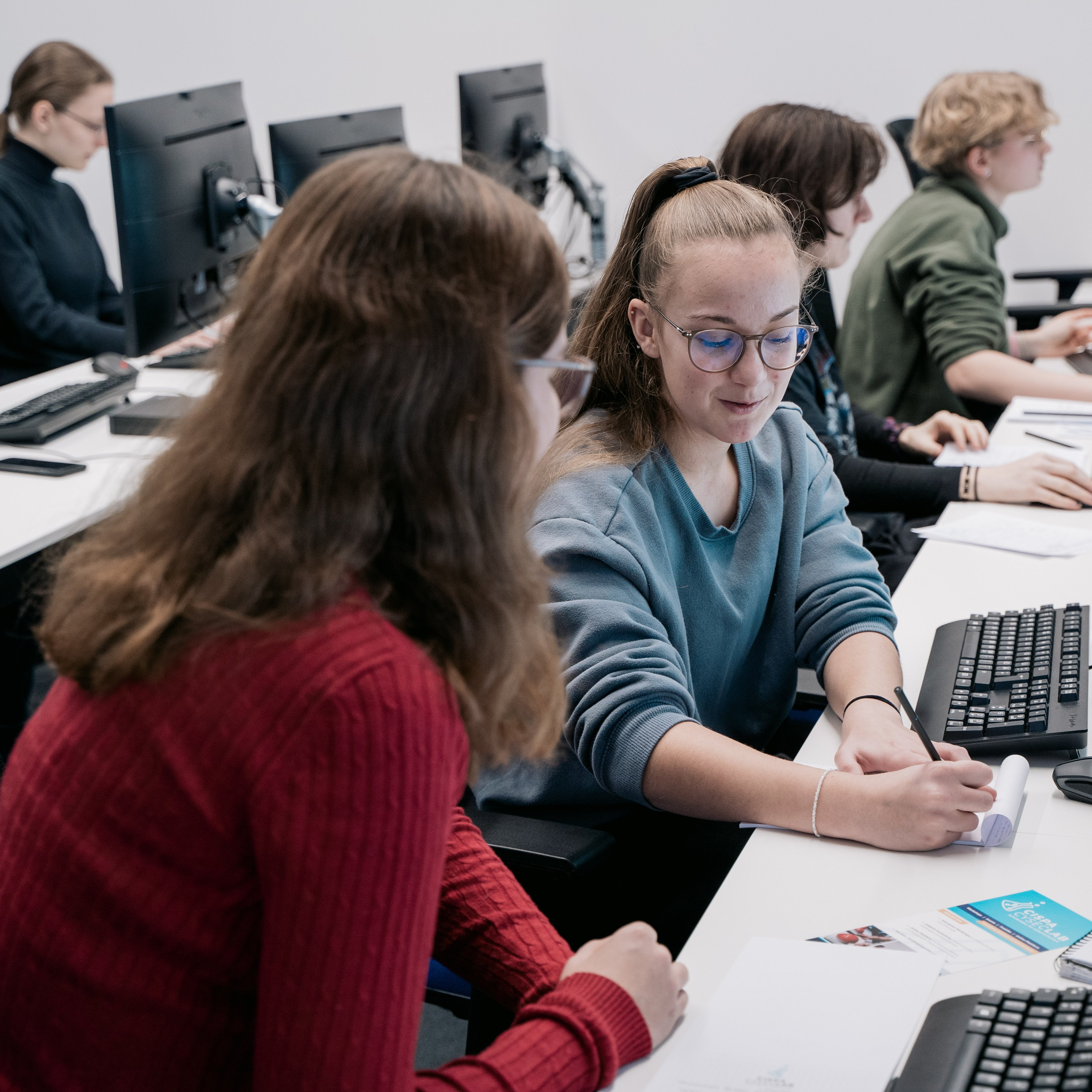 Jugendliche lösen Aufgaben am PC