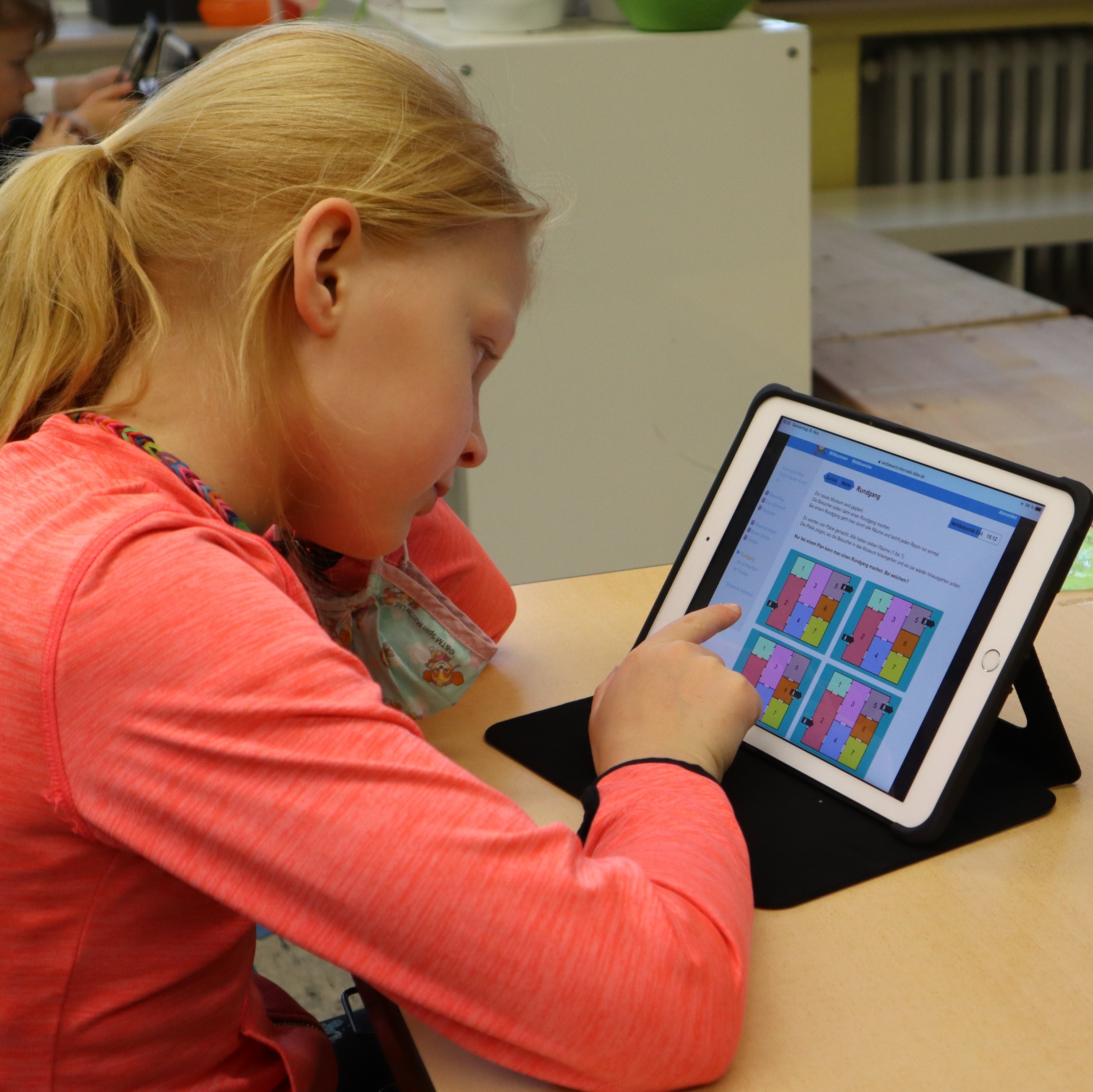 Eine Schülerin löst Biber-Aufgaben am Tablet.
